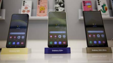 El gigante tecnológico Samsung presentó este miércoles sus nuevos celulares de la serie Galaxy (S24) y destacó que la Inteligencia Artificial (IA) está integrada en herramientas innovadoras como la traducción de textos y llamadas en tiempo real o la edición creativa de fotografías.