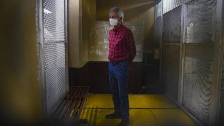 José Rubén Zamora, periodista y presidente del matutino El Periódico, es visto hoy dentro de una celda en la Torre de Tribunales, en Ciudad de Guatemala. EFE