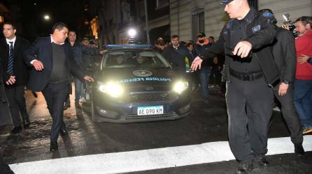 El atacante fue detenido por la policía tras atentar contra la expresidenta de Argentina, Cristina Fernández.