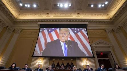 El expresidente de los Estados Unidos, Donald Trump, aparece en una pantalla durante una audiencia del comité selecto para investigar el ataque del 6 de enero al Capitolio de los Estados Unidos.