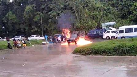 Video del momento en que pick up se incendia en Puerto Cortés