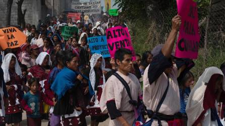 Pobladores indígenas se manifiestan para exigir un alto a la inseguridad en el estado de Chiapas (México).
