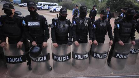 Policías prestan guardia después de desarticular una banda de traficantes. Fotografía: EFE/ Gustavo Amador