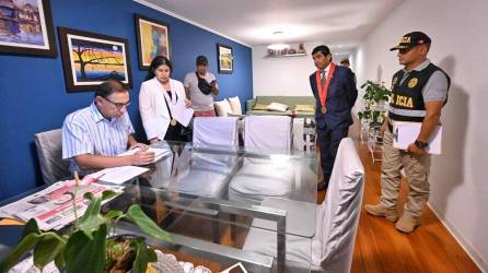 El expresidente peruano Martín Vizcarra durante el allanamiento a su vivienda en Lima (Perú).