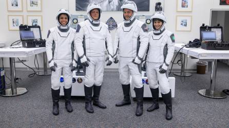 Fotografía cedida por la NASA donde aparecen los astronautas: Jessica Watkins, Bob Hines, Kjell Lindgren y Samantha Cristoforetti, durante el ensayo general seco SpaceX Crew-4.