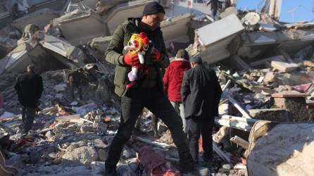 En Turquía, un total de 6.444 edificios en diez provincias del sureste han colapsado por los fuertes terremotos.