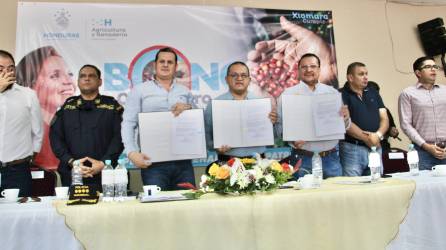 <b>Funcionarios de la SAG, Seguridad y el Ihcafé firmaron un convenio de colaboración en el municipio de Corquín, Copán.</b>