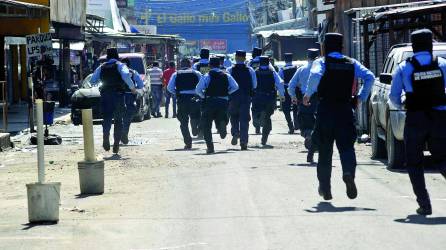 Un contingente de policías recorrió las calles del centro de la ciudad con el din de disuadir actos de violencia. Fotos: Melvin Cubas y Héctor Edú.