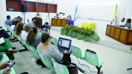 <b>Autoridades de educación y cooperación participan en foro sobre la brecha digital. Foto: Franklyn Muñóz.</b>