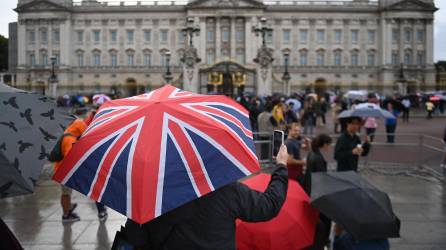 Una multitud se congregó este jueves frente al palacio de Buckingham, en Londres, después de que los médicos expresaran su preocupación por la salud de la reina Isabel II.