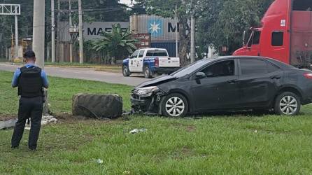 El conductor del carro se estrelló contra un poste tras ser acribillado.