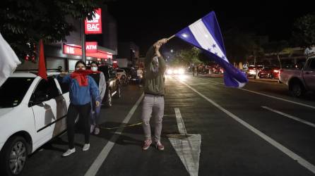 Simpatizantes de la candidata presidencial Xiomara Castro celebran los resultados parciales de las elecciones en Tegucigalpa.