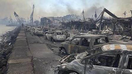 Miles de personas quedaron sin hogar a causa del incendio forestal que arrasó una localidad en Hawái, informó el jueves el gobernador de ese estado estadounidense, Josh Green.
