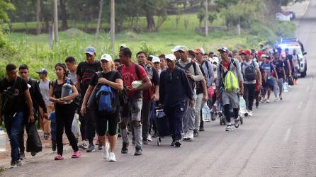 Migrantes de diversas nacionalidades caminan en caravana este lunes para dirigirse a la frontera con Estados Unidos.