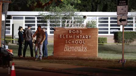 Policías e investigadores continúan trabajando en la escena del tiroteo masivo de este miércoles en la escuela de primaria Roob en Uvalde, Texas. EFE/ Aaron M. Sprecher