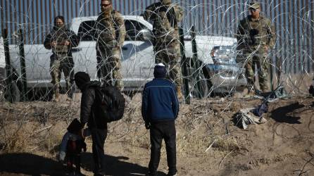 Una familia de migrantes se acercan a la frontera que divide a México de los Estados Unidos hoy, en Ciudad Juárez, estado de Chihuahua.