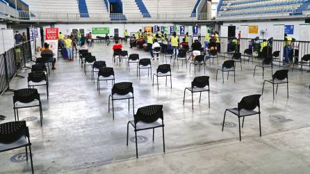 El Gimnasio Olímpico, uno de los centros de inmunización más grande de la ciudad y el país, pasó de atender 4,000 personas en un día a 600.