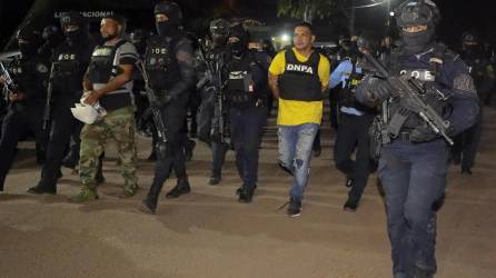 Agentes de Policía trasladan a Jorge Alberto Viera (c), uno de los tres hondureños que Estados Unidos ha solicitado en extradición por el delito de tráfico de drogas, a las instalaciones de Fuerzas Especiales de La Policía Nacional, hoy, en Tegucigalpa (Honduras).