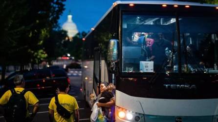 El autobús partió de Brownsville (Texas) y su destino final era Chicago, dos ciudades que están a casi 1.500 millas (2.400 km), un viaje por carretera de más de 21 horas.