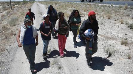 Un grupo de migrantes caminan a un costado de la carretera rumbo a la frontera con Estados Unidos, el 16 de abril de 2024, en la ciudad de Chihuahua.