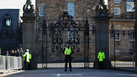 Policía este sábado ante el palacio de Holyroodhouse en Edimburgo.Imagen: EFE