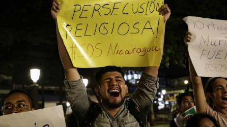 Decenas de nicaragüenses protestaron en Costa Rica contra la persecución religiosa del Gobierno de Ortega.