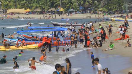 Las ciudades costeras con extensas playas son muy concurridas durante el Feriado Morazánico en Honduras.