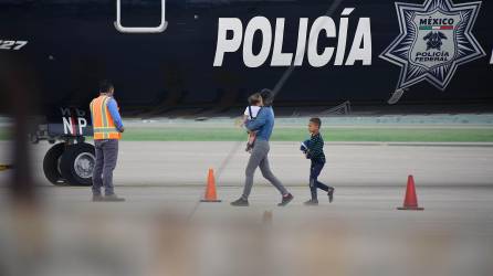 Un grupo de migrantes hondureños llega en un avión de la policía mexicana, luego de ser deportados desde ese país. EFE/ José Valle