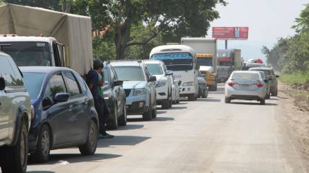 Entre Copán y San Pedro Sula hay al menos 5 retenes en que los conductores deben aguardar hasta una hora para poder continuar su camino por la carretera internacional CA-4.