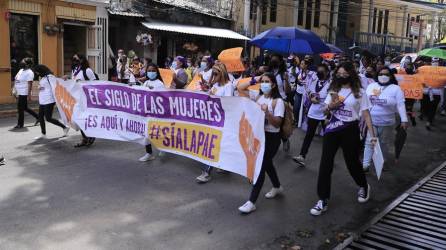 Mujeres de diferentes organizaciones feministas marchan hoy en Tegucigalpa (Honduras).