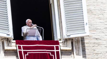 El Papa Francisco durante el Ángelus, tradicional oración dominical, en la Plaza de San Pedro, Ciudad del Vaticano, 21 de agosto de 2022. Fotografía: EFE/EPA/ANGELO CARCONÍ