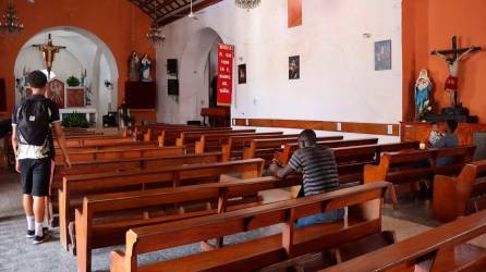 <b><span class=mln_uppercase_mln>Oración.</span></b> Migrantes acudieron a la parroquia de San Agustín en Tapachula, Chiapas.<span class=mln_uppercase_mln> </span>