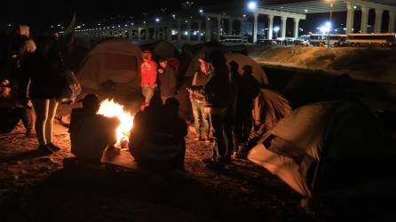 Cientos de migrantes sufren por el clima gélido en la frontera entre Ciudad Juárez y Texas.
