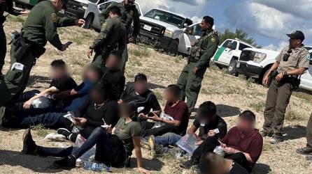 Un grupo de migrantes es detenido en la frontera de México con Estados Unidos.