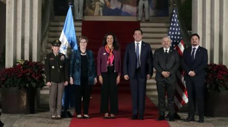 La general Laura Richardson, la subsecretaria de Estado, Uzra Zeya; la embajadora de Estados Unidos, Laura F. Dogu; el secretario privado Héctor Zelaya; el canciller Enrique Reyna, y el embajador de Honduras en Estados Unidos, Javier Efraín Bú Soto.