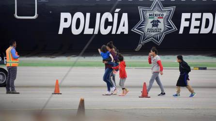 Fotografía de archivo de un grupo de migrantes hondureños que hacía parte de la caravana rumbo a EE.UU. y llega en un avión de la policía mexicanaal aeropuerto Ramón Villeda Morales, cerca de San Pedro Sula (Honduras).