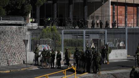 Decenas de militares y policías han cercado la Asamblea Nacional de Ecuador, institución disuelta este miércoles por el jefe de Estado, Guillermo Lasso, al aplicar la llamada “muerte cruzada”, por “grave conmoción interna y política”.