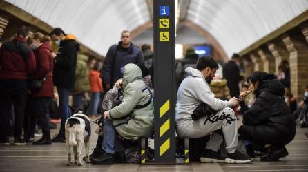 Ciudadanos ucranianos se refugian en la estación de metro de Kiev, tras la alarma de las sirenas antiaéreas, este jueves 24 de Febrero. Fotografía: EFE
