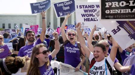 Fotografía de archivo de activistas y personas a favor del aborto frente a las puertas del Tribunal Supremo en Washington.