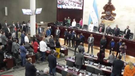 Los diputados nacionalistas se pararon frente a la junta directiva del Congreso Nacional.