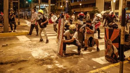 Las manifestaciones de protesta que estallaron este domingo contra la presidenta Dina Boluarte y el Congreso peruano alcanzaron un máximo nivel de violencia este lunes al reportarse un total de siete fallecidos, más de un centenar de policías heridos y el ataque a dos canales de televisión en Lima.