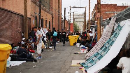 Cientos de migrantes duermen en las calles de El Paso tras cruzar ilegalmente hacia EEUU.