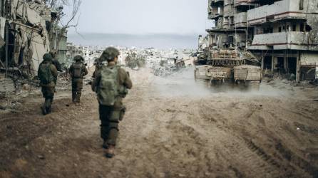 Militares israelíes realizan una incursión en la devastada Franja de Gaza este 1 de enero.