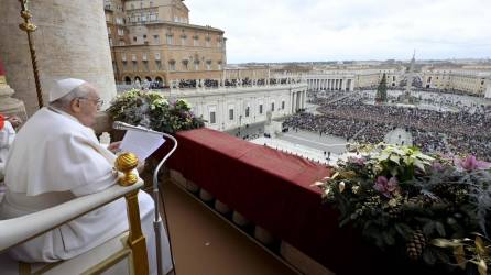 El papa Francisco denunció este lunes en su mensaje de Navidad “la desesperada situación humanitaria” de los palestinos de Gaza, y pidió una liberación de los rehenes en manos de Hamás y un alto el fuego entre el movimiento islamista e Israel.