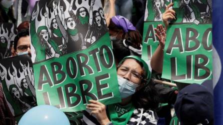 integrantes de colectivos feministas durante un plantón frente a la sede de la Corte Constitucional antes de la decisión de la despenalización del aborto en Colombia.