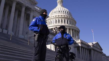 Miembros de la Policía del Capitolio de Estados Unidos permanecen a las afueras del edificio del Capitolio, en Washington (EEUU), en una fotografía de archivo.