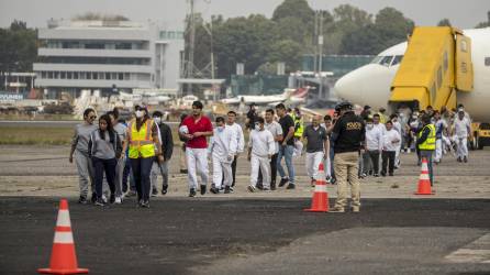 Migrantes llegan a la base militar Comando Fuerza Aérea Guatemalteca tras ser deportados desde Estados Unidos, el pasado jueves, en Ciudad de Guatemala.