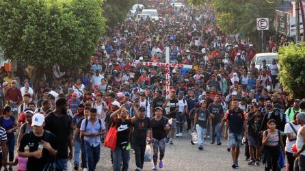 Migrantes caminan en una caravana que se dirige a Ciudad de México, este lunes en Tapachula (México).