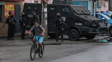 El objetivo de la incursión policial era detener a jefes del grupo criminal Comanda Vermelho.