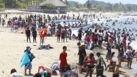 Veraneantes en una playa de Honduras | Fotografía de archivo